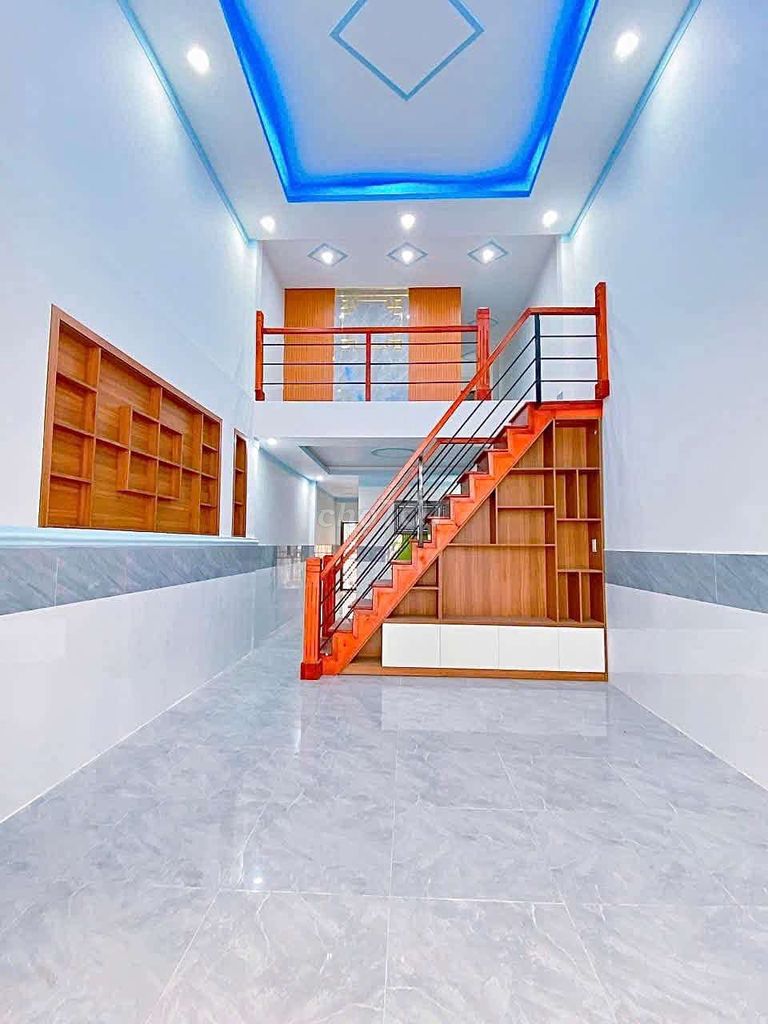 Nhà  mới 100m2 đường nguyễn thì chạy