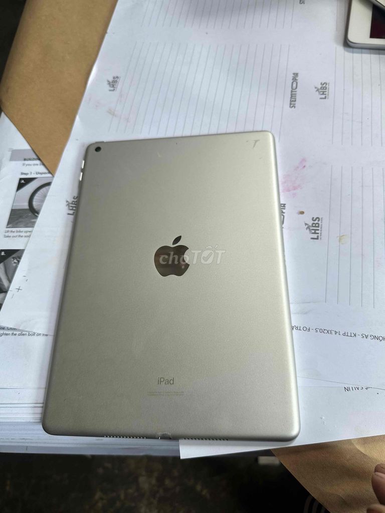 Apple iPad Gen 7 32GB màu bạc. Mua bán Máy tính bảng tại Quận Bình Tân Tp Hồ Chí Minh được đăng bởi Hau chua hình 1