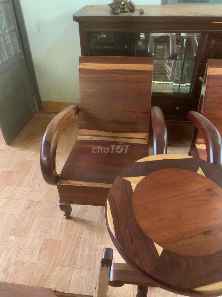 hai ghế salon hộp bàn tròn phun gỗ tốt xưa cũ