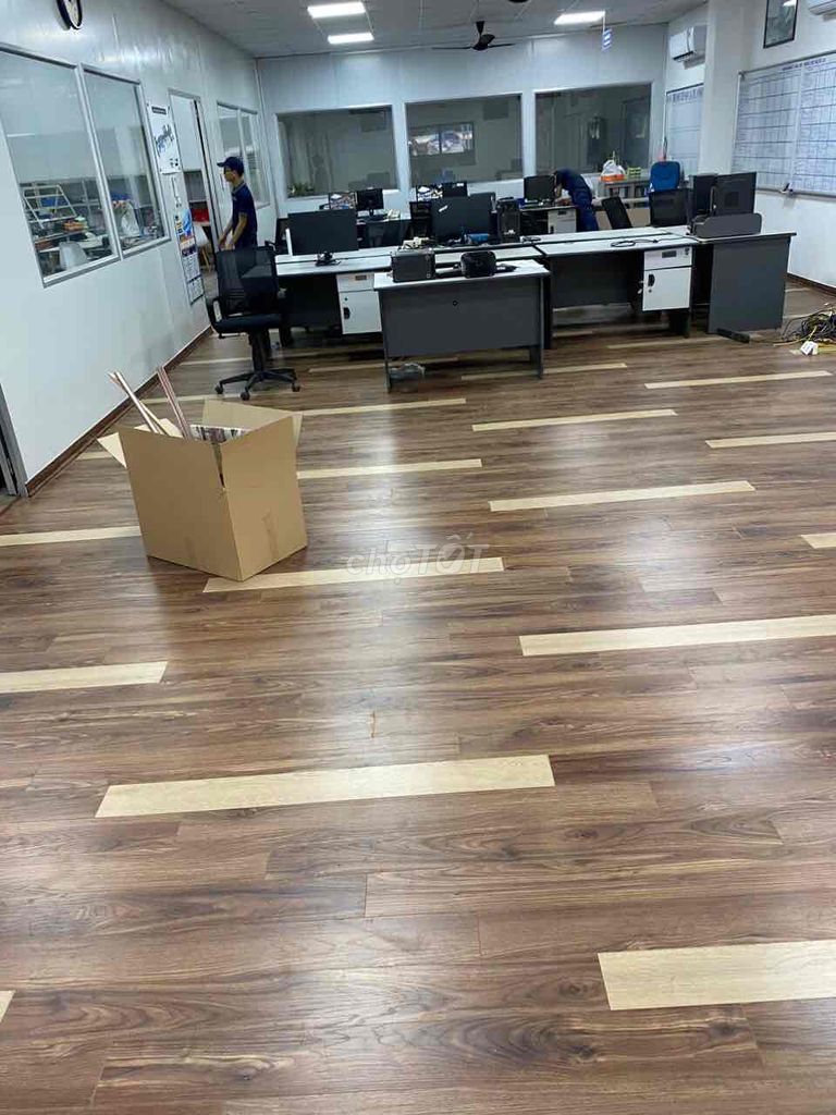 lắp đặt sàn gỗ công nghệ malaysia cho văn phòng