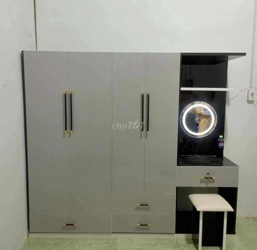 Tủ 4 cánh liền bàn, gương led. Mua bán Tủ, kệ gia đình tại Huyện Bình Chánh Tp Hồ Chí Minh được đăng bởi Hong Le hình 1