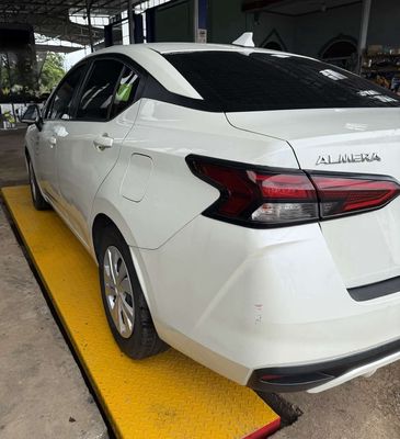 Nissan Almera Trắng