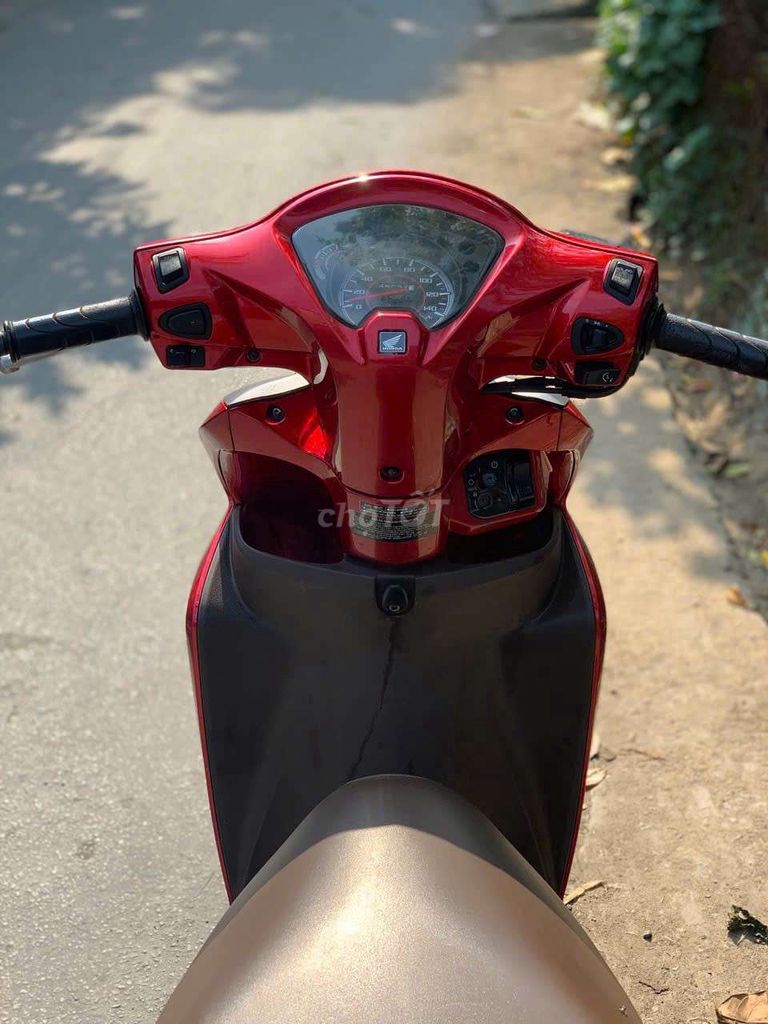 Honda Vision 2017 màu Đỏ. Mua bán Xe máy tại Quận Ô Môn Cần Thơ được đăng bởi Long  hình 4