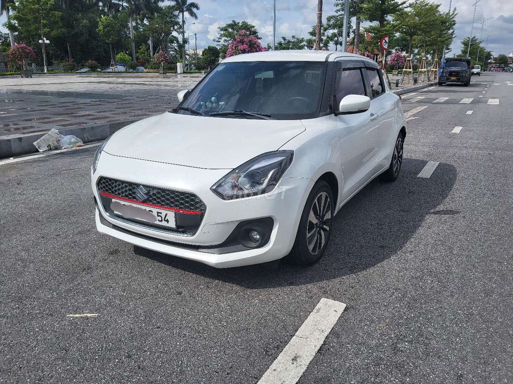 Suzuki Swift 2019 белый 5 мест 73 811 км