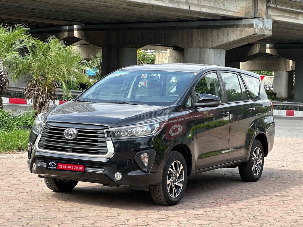 Toyota Innova 2.0E 2022 Новый черный номер 2 на 4 км, черный этаж