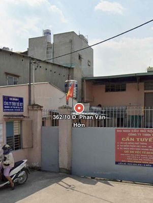 Nữ đứng máy ép