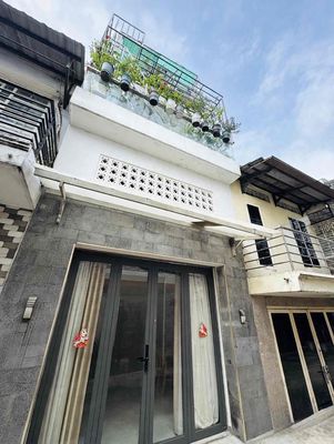 Nhà hẻm ô tô thông 1 sẹc, Trệt lửng lầu, mái làm sân thượng, 4x9m