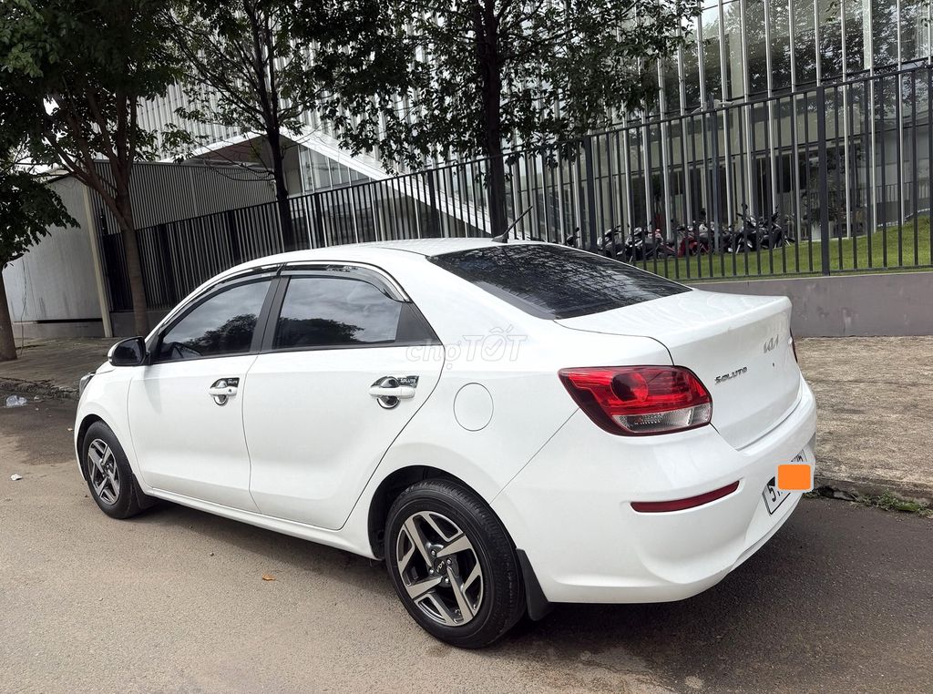 Женский автомобиль KIA SOLUTO 2023 белый 1.4MT с цинковым колесом