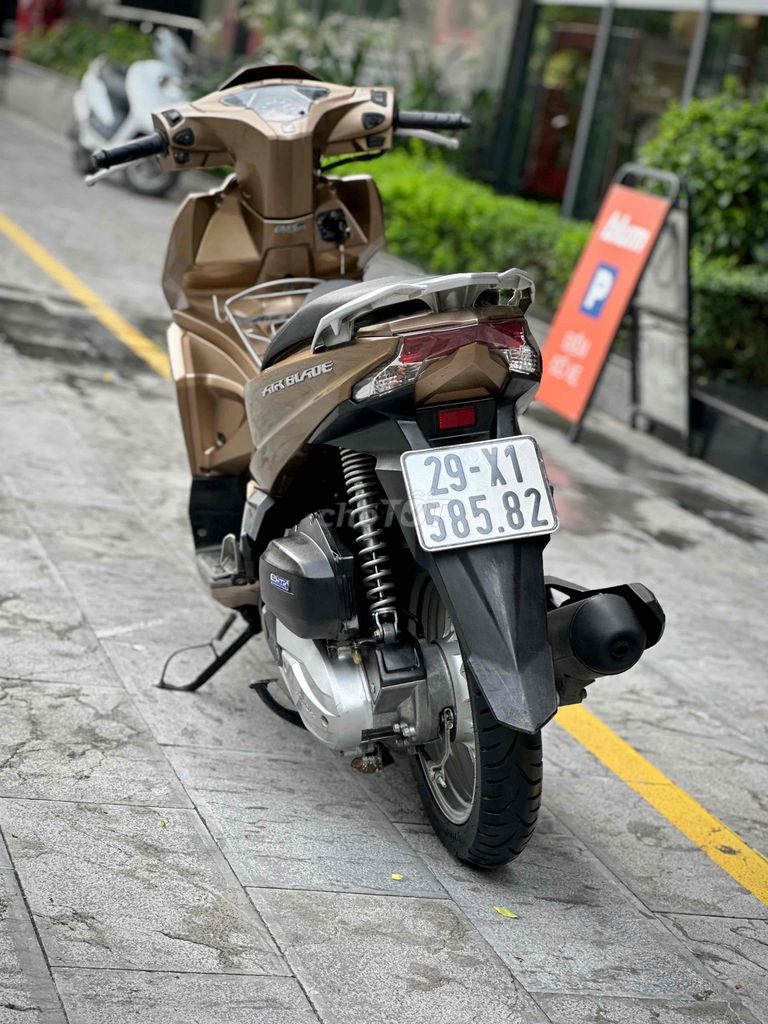 Airblade bản cao cấp từ tính Nguyên Bản xe Tốt HN. Mua bán Xe máy tại Quận Ba Đình Hà Nội được đăng bởi Xe Máy Nam Thi hình 3