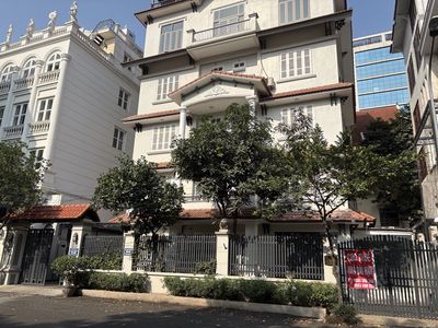 Cho thuê BT Vườn Đào 50 triệu, 165m2, 6PN 4WC view đẹp tại Tây Hồ