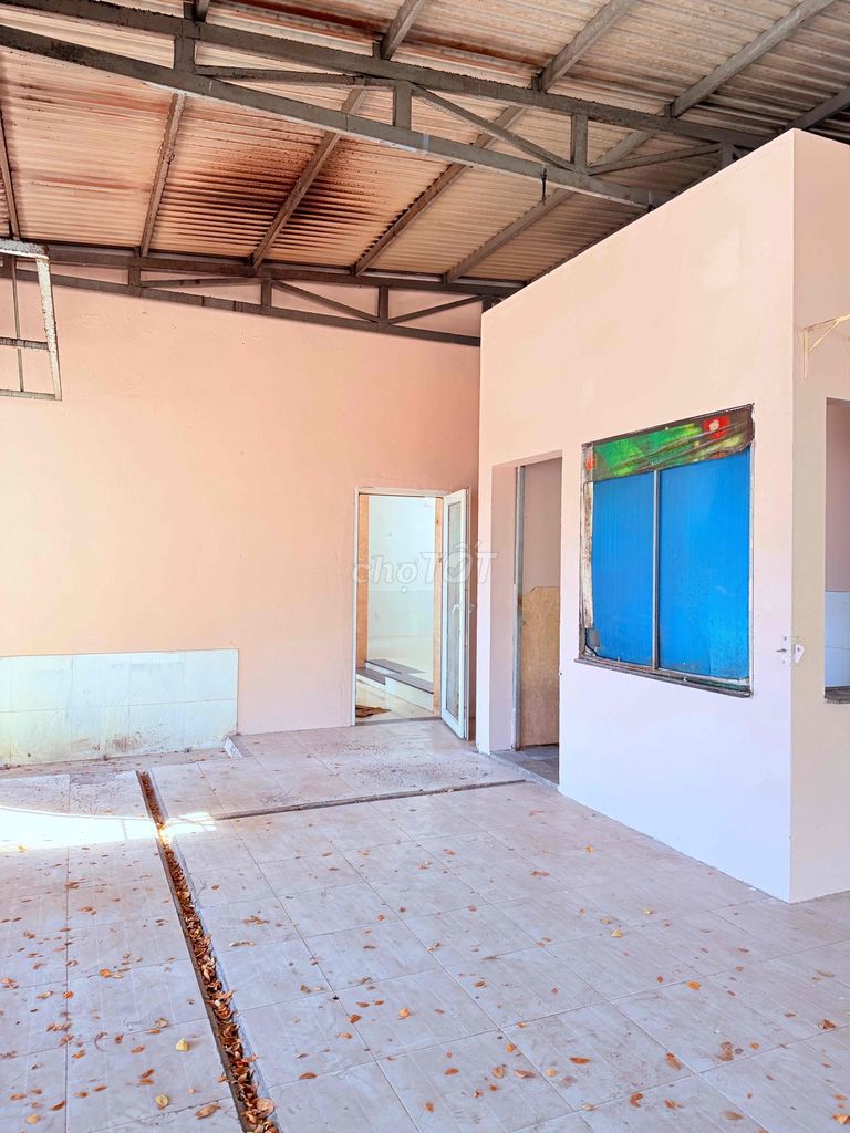 Corner house with a ready shop space in Hòa Xuân — photo 7