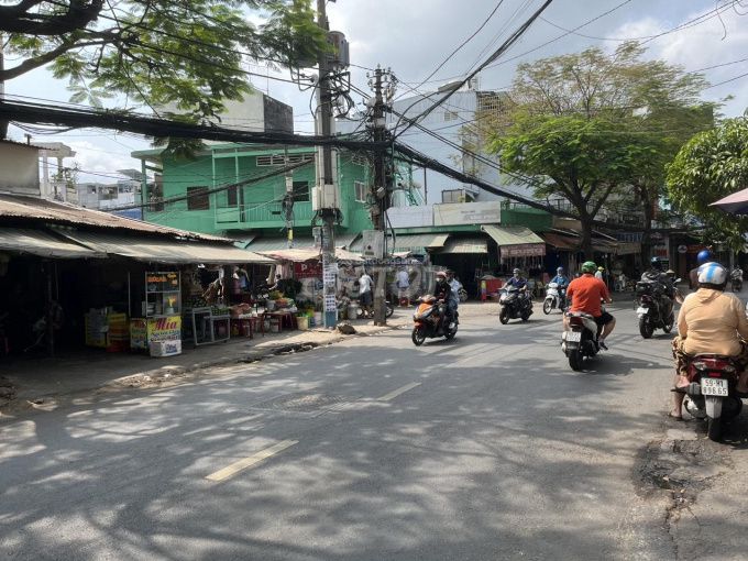 Nhà mặt tiền đường Lạc Long Quân , phường 10 , quận 11 .