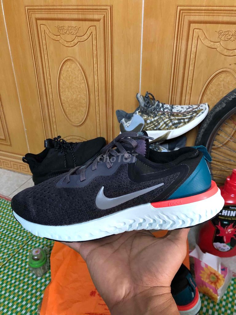 một em Nike running size 41 đi OK