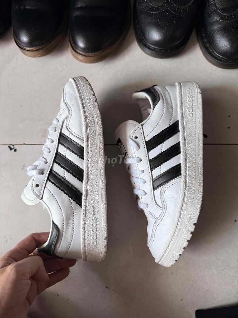 Giày thể thao Adidas Da bò Trắng, đen đã sử dụng. Mua bán Giày dép tại Huyện Bình Chánh Tp Hồ Chí Minh được đăng bởi Kim loan hình 1