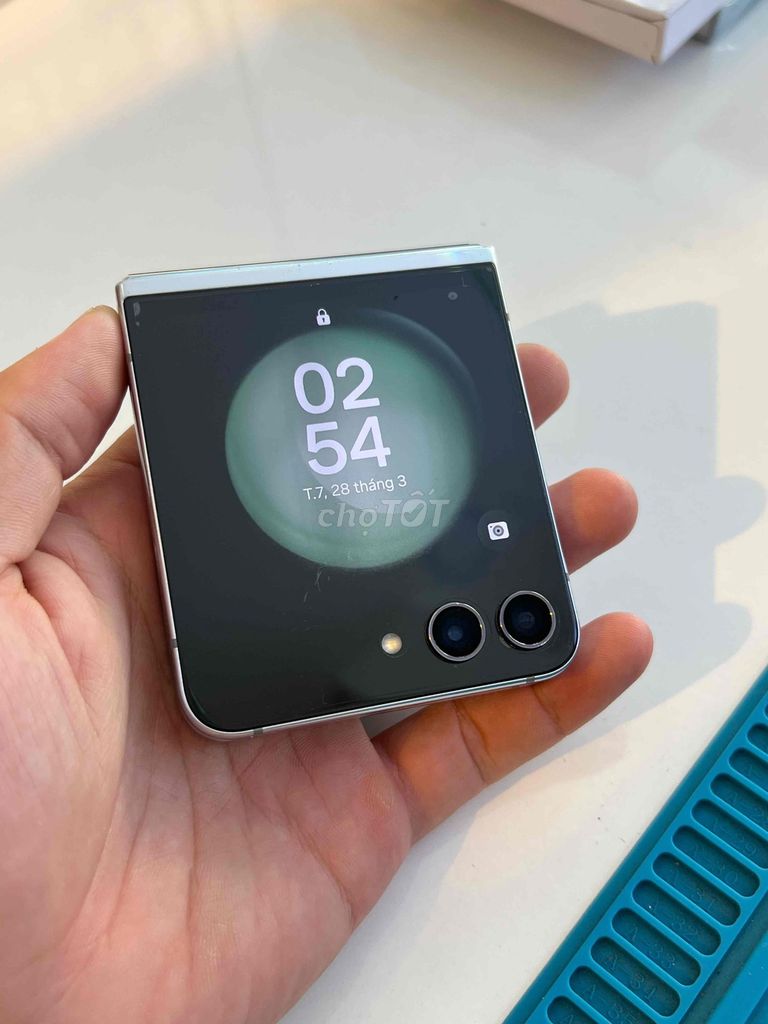 Samsung Z Flip 5 512GB Bạc Đã sử dụng. Mua bán Điện thoại tại Quận 12 Tp Hồ Chí Minh được đăng bởi OkShop hình 1