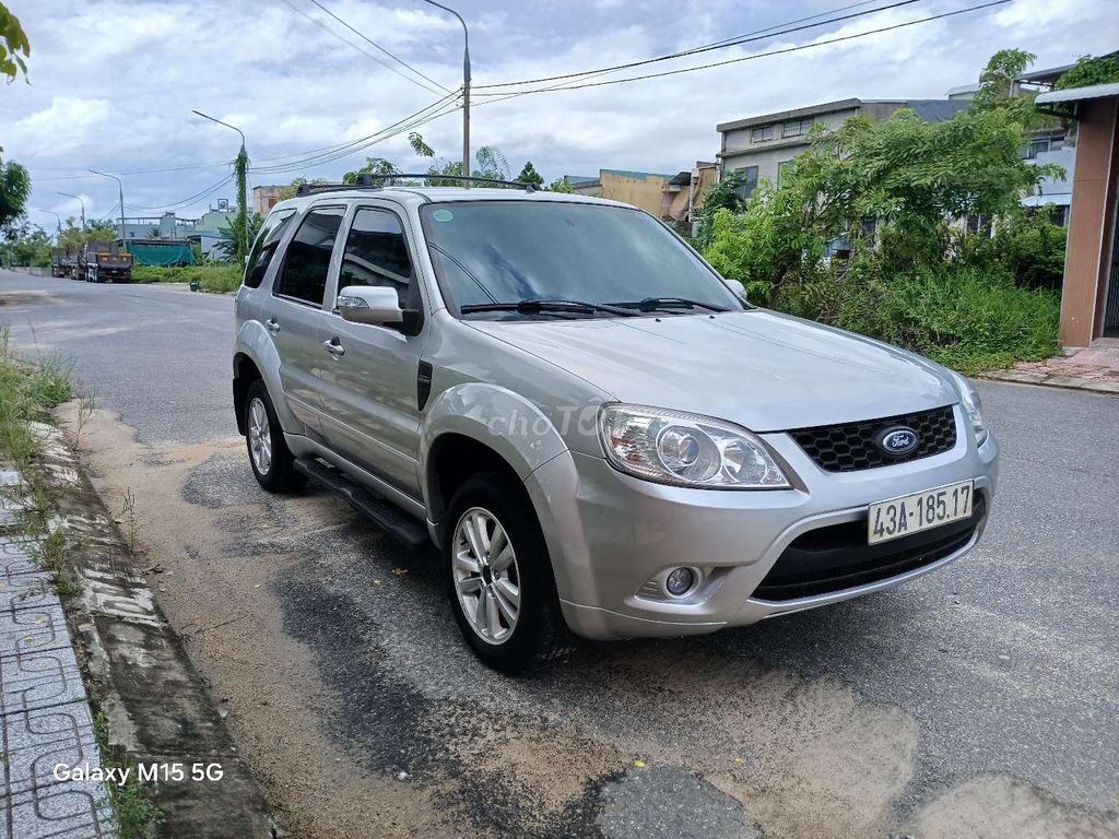 Ford Escape серебристый автомат 5 мест 2013 года