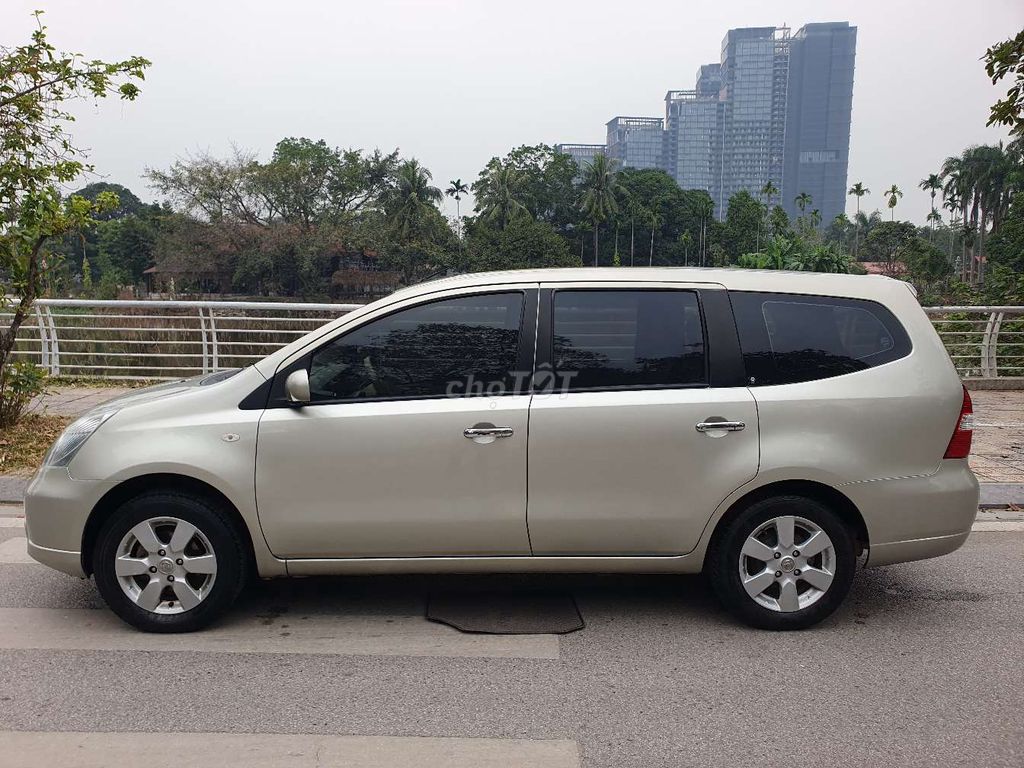 Bán nissan livina 1.8 AT 2011 chính chủ