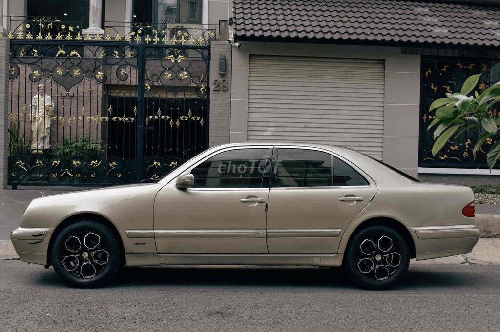 Mercedes-Benz E240 W210 2001 Vàng cát. Mua bán Ô tô tại Quận 8 Tp Hồ Chí Minh được đăng bởi Nguyễn Thế Dũng hình 3
