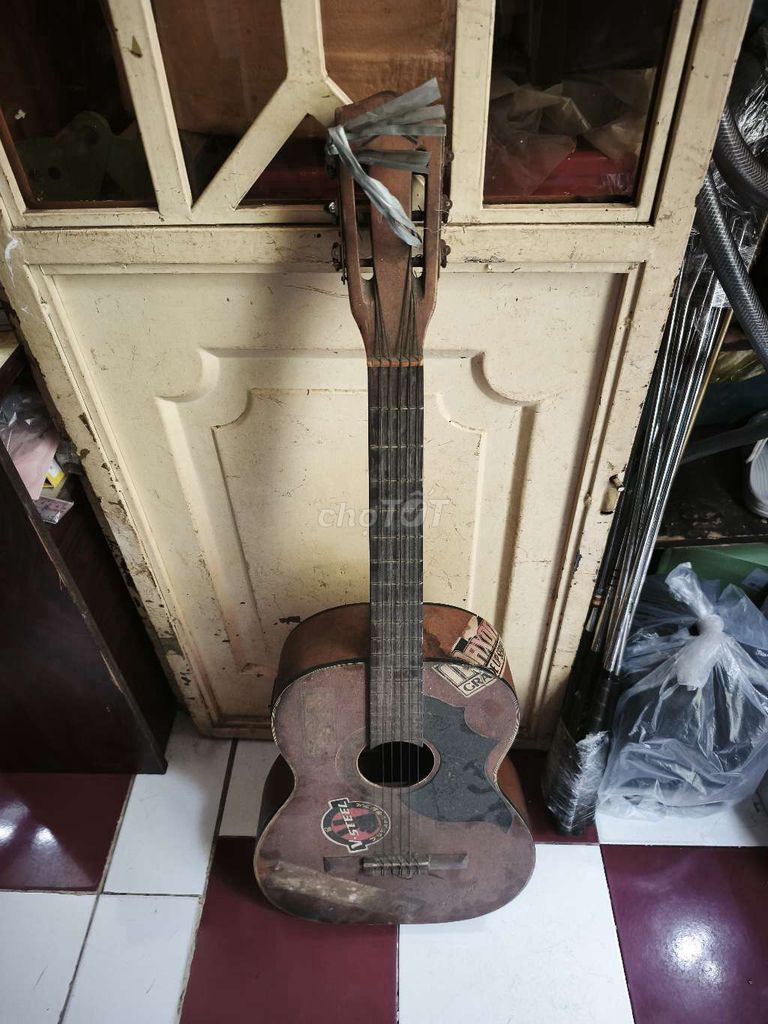 Đàn guitar gỗ nâu hư hỏng. Mua bán Nhạc cụ tại Quận 6 Tp Hồ Chí Minh được đăng bởi Mỹ Phương Lê hình 1