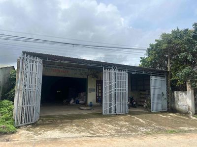 Chính chủ gia đình cần bán nhà và kho liền kề nhau.. Mua bán nhà ở tại Huyện Sa Thầy Kon Tum được đăng bởi Thanh Bình