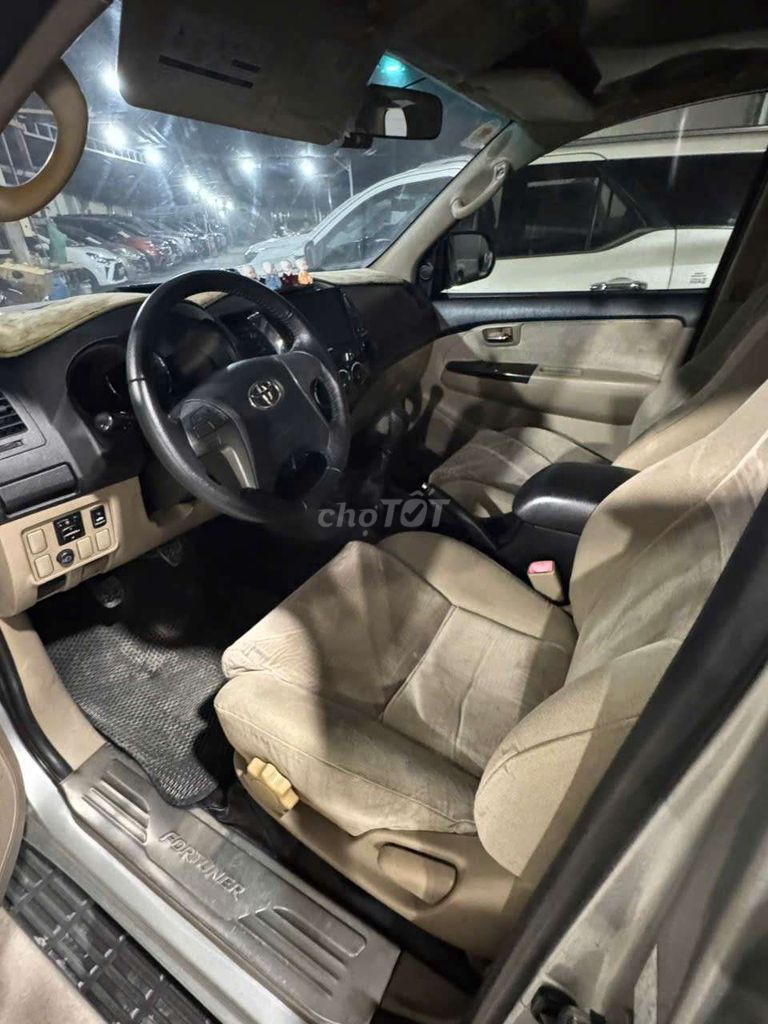 Toyota Fortuner 2014 механика серебристый 135 000 км