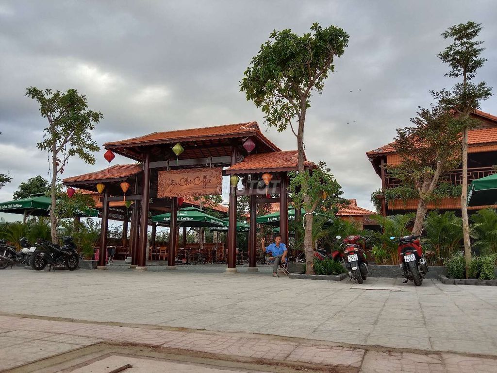 Tuyển Phục Vụ