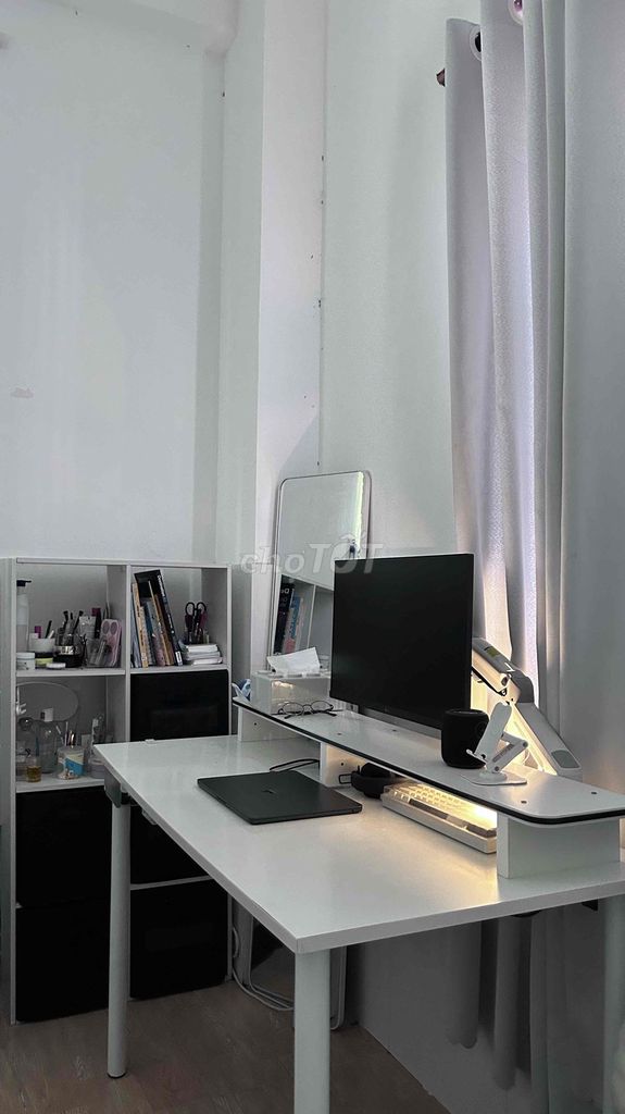 Kệ màn hình trắng đẹp như mới, túi vải đen đa năng. Mua bán Tủ, kệ gia đình tại Quận Bình Thạnh Tp Hồ Chí Minh được đăng bởi Ni Nguyen hình 1