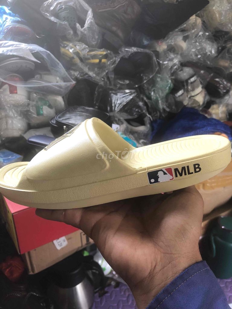 có mấy em dép MLB NY size 40&42 vừa nhé