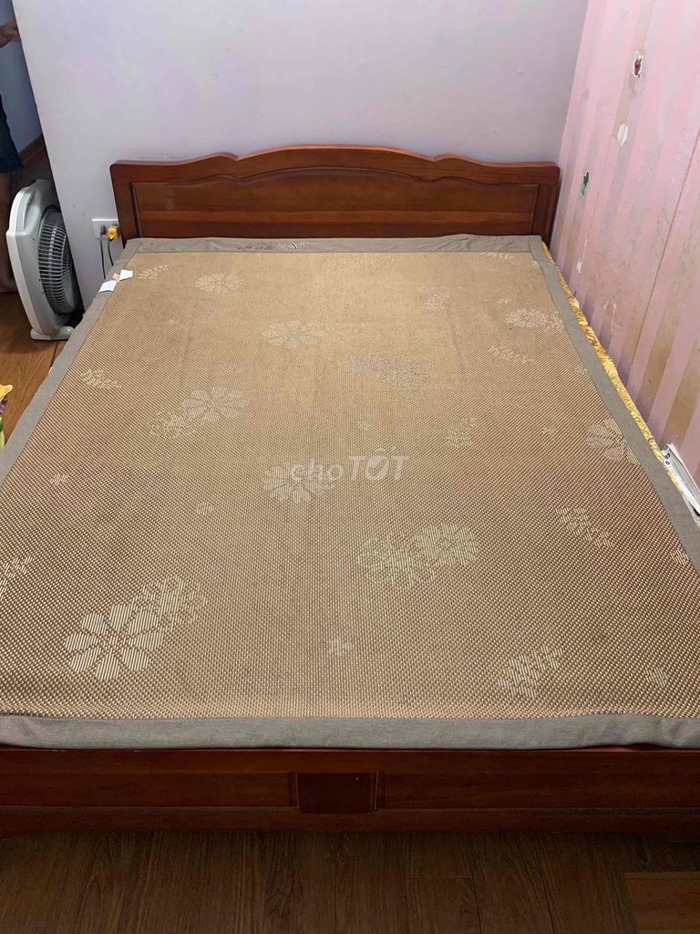 Bán Giường Gỗ Nâu 1m5 x 2m Có Đệm. Mua bán Giường, chăn ga gối nệm tại Quận Thanh Xuân Hà Nội được đăng bởi Đậu Thanh Thảo hình 1