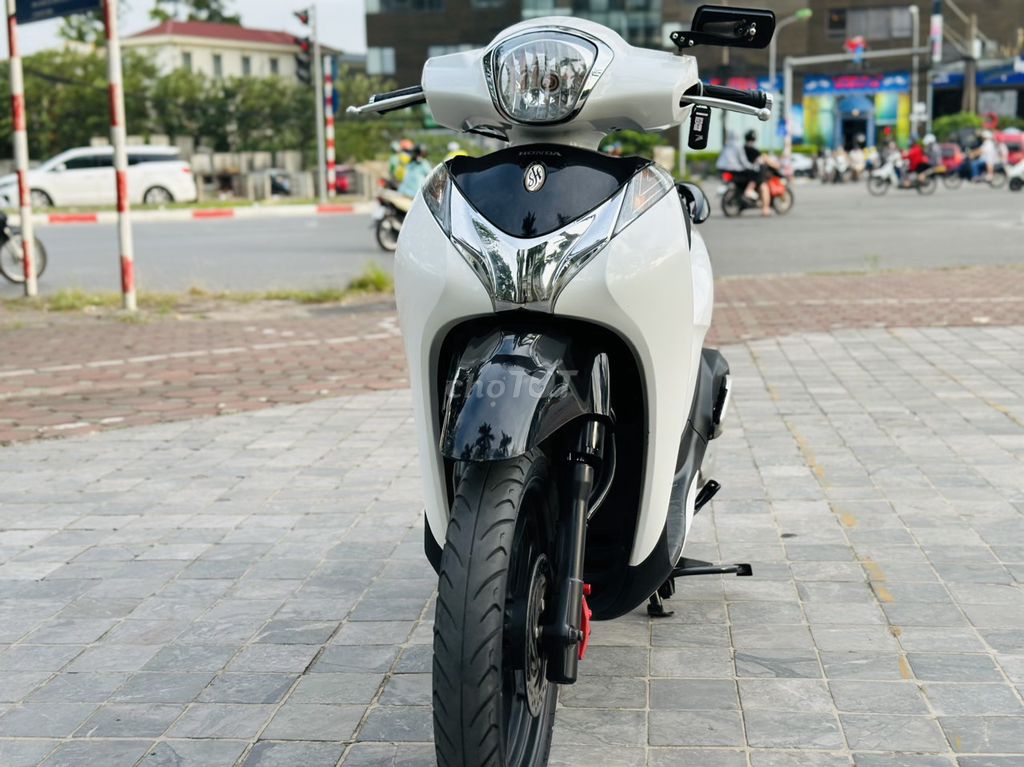 Honda SH Mode бело-черный, родной мотор, красивый мопед