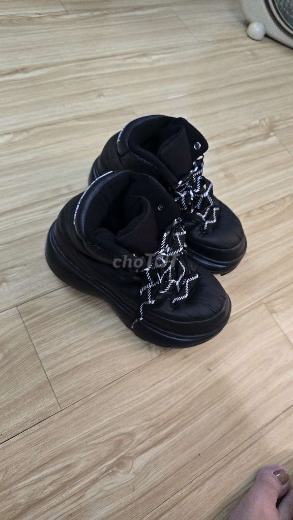 Giày sneaker Discovery Nữ Đen size 36. Mua bán Giày dép tại Quận 3 Tp Hồ Chí Minh được đăng bởi Quỳnh Anh hình 1