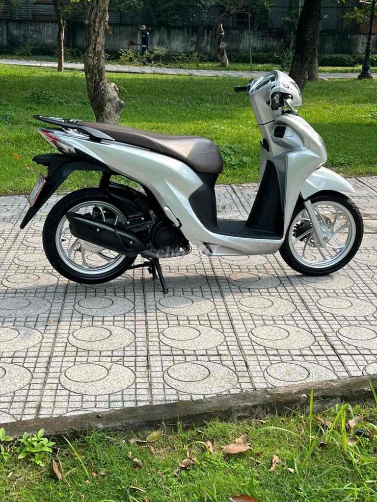 Серебряный плакат Honda Vision 2022