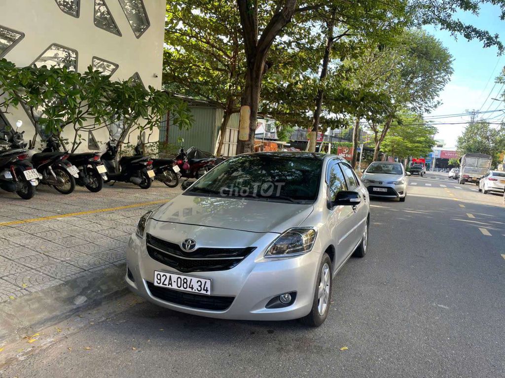 Серебристый номерной знак Toyota Vios 2009, хороший автомобиль по хорошей цене