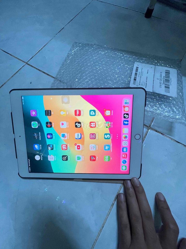 Apple iPad Gen 6 Trắng. Mua bán Máy tính bảng tại Quận 10 Tp Hồ Chí Minh được đăng bởi Trung Hiếu  hình 1