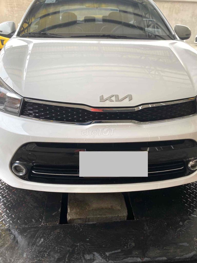Kia Soluto 1.4 MT 2022, новый логотип