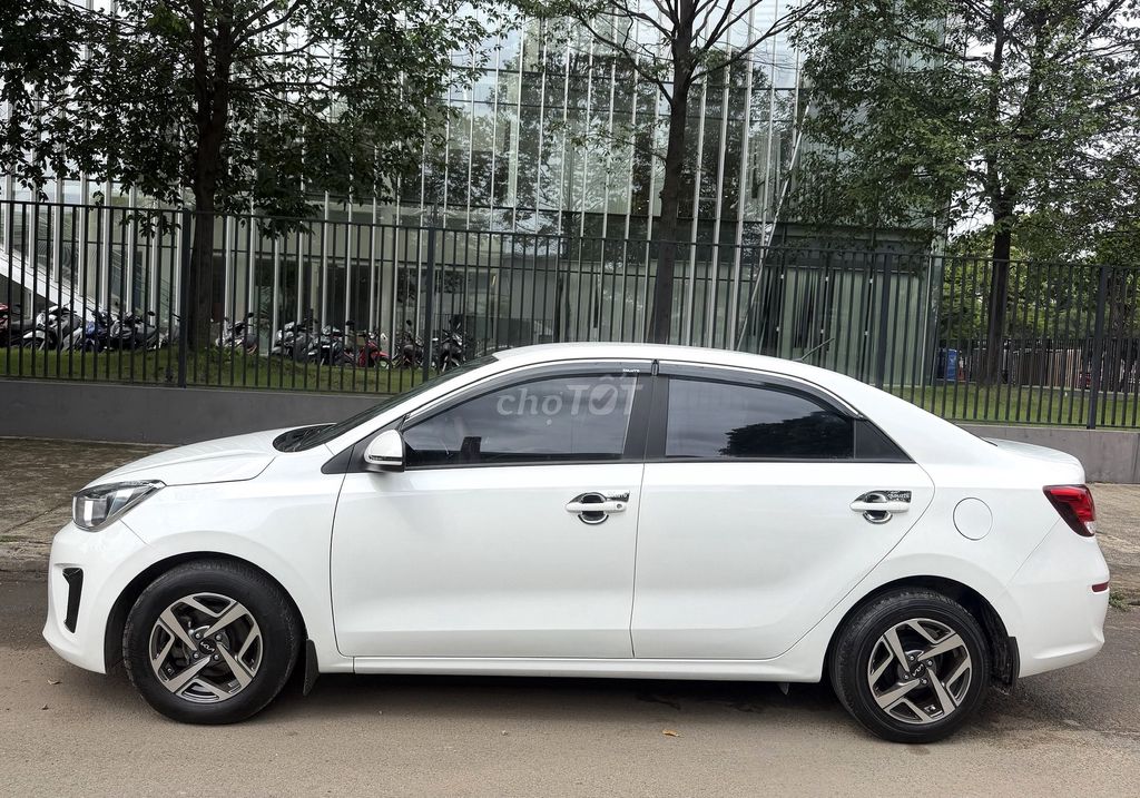 Женский автомобиль KIA SOLUTO 2023 белый 1.4MT с цинковым колесом