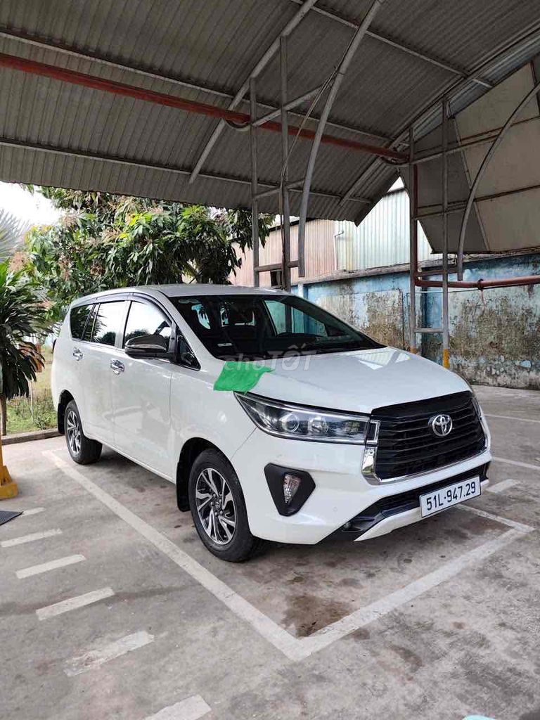 Toyota Innova 2021 белая, 8 мест