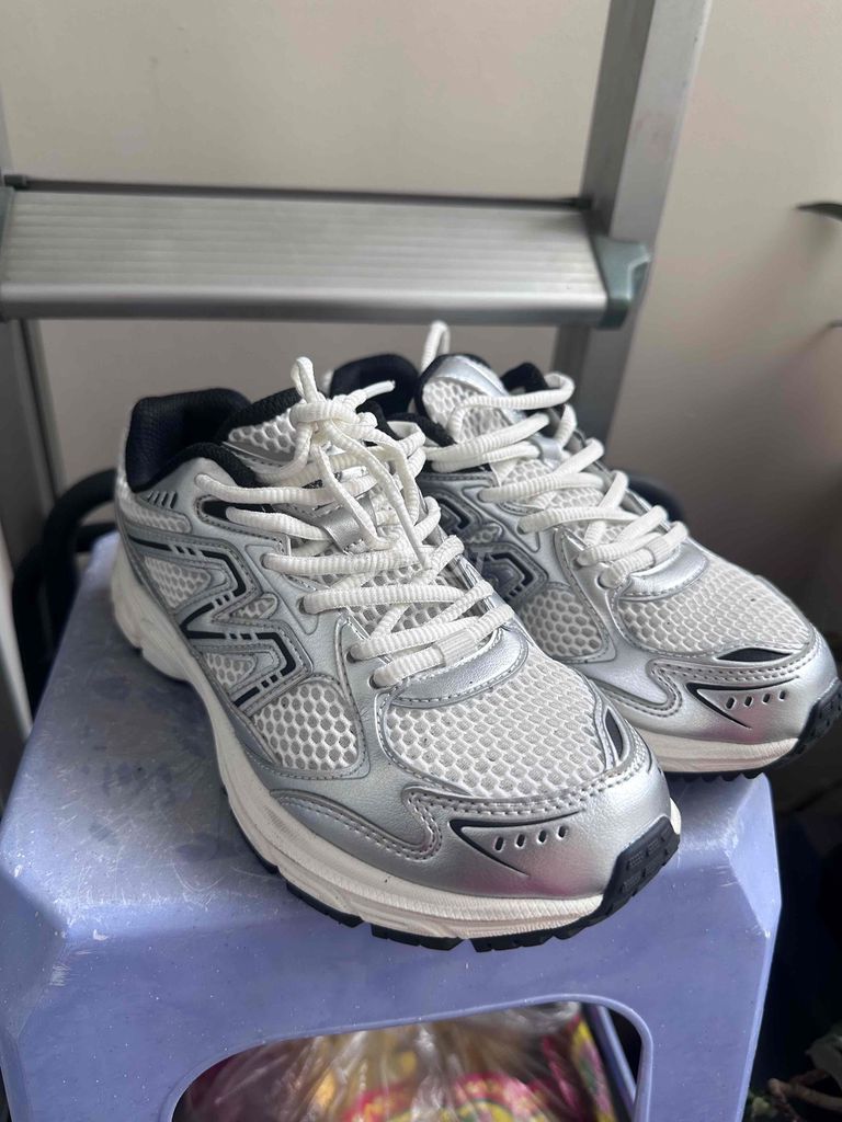 Giày thể thao Bạc size 36 đã qua sử dụng. Mua bán Giày dép tại Quận Tân Bình Tp Hồ Chí Minh được đăng bởi Lê Thị Thuý Hằng hình 1