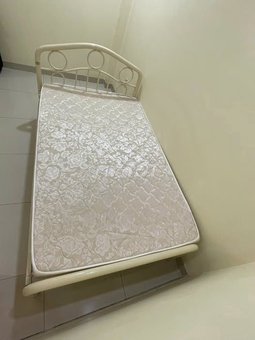 Giường sắt 1m2x2m màu Kem còn mới. Mua bán Giường, chăn ga gối nệm tại Quận 5 Tp Hồ Chí Minh được đăng bởi Hội Đồ Điện Tử hình 1
