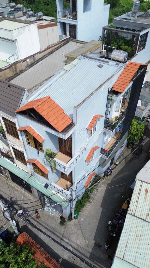 Угловой дом в Trường Thọ, 3 этажа, 6 комнат, 62м2, авто заезжает, 6.8 млрд