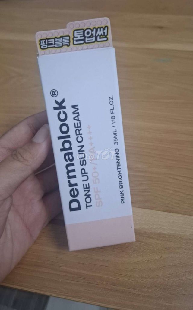 Dermablock Tone Up Sun Cream SPF50+ 35ml. Mua bán Phụ kiện thời trang khác tại Thành phố Thuận An Bình Dương được đăng bởi Đặng Trần Bảo Trân hình 1