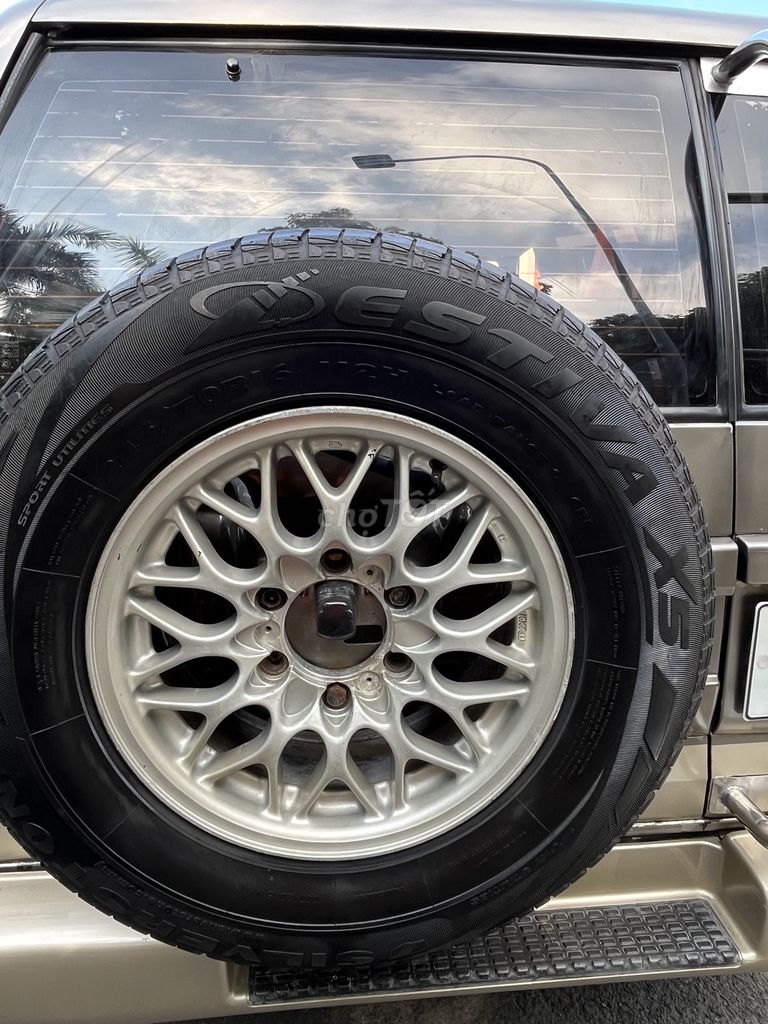 Isuzu Trooper SE с золотым песком, 7-местный