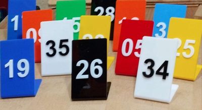 Thẻ số bằng mica để bàn, đa dạng màu sắc.