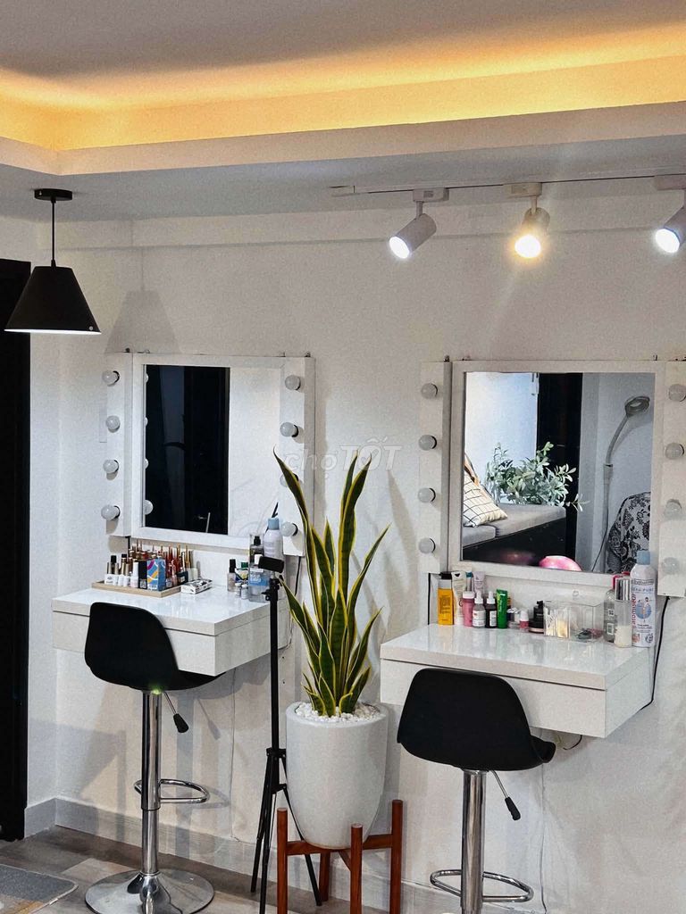Bàn trang điểm Gỗ Trắng Kèm gương đèn có ghế. Mua bán Bàn ghế tại Quận Sơn Trà Đà Nẵng được đăng bởi Huyền Trang hình 1