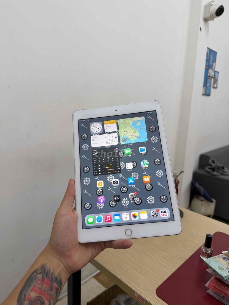 Apple iPad Gen 6 32GB Bạc 4G Wifi Zin Nguyên Bản. Mua bán Máy tính bảng tại Quận Đống Đa Hà Nội được đăng bởi Trung Kiên Trả Góp Bao Nợ Xấu hình 1