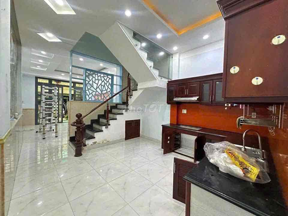 4-этажный дом с парковкой для авто у реки рядом с Gigamall, базовая мебель