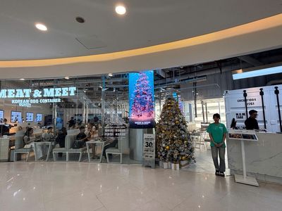 NHÂN VIÊN PHỤC VỤ NHÀ HÀNG - CRESCENT MALL