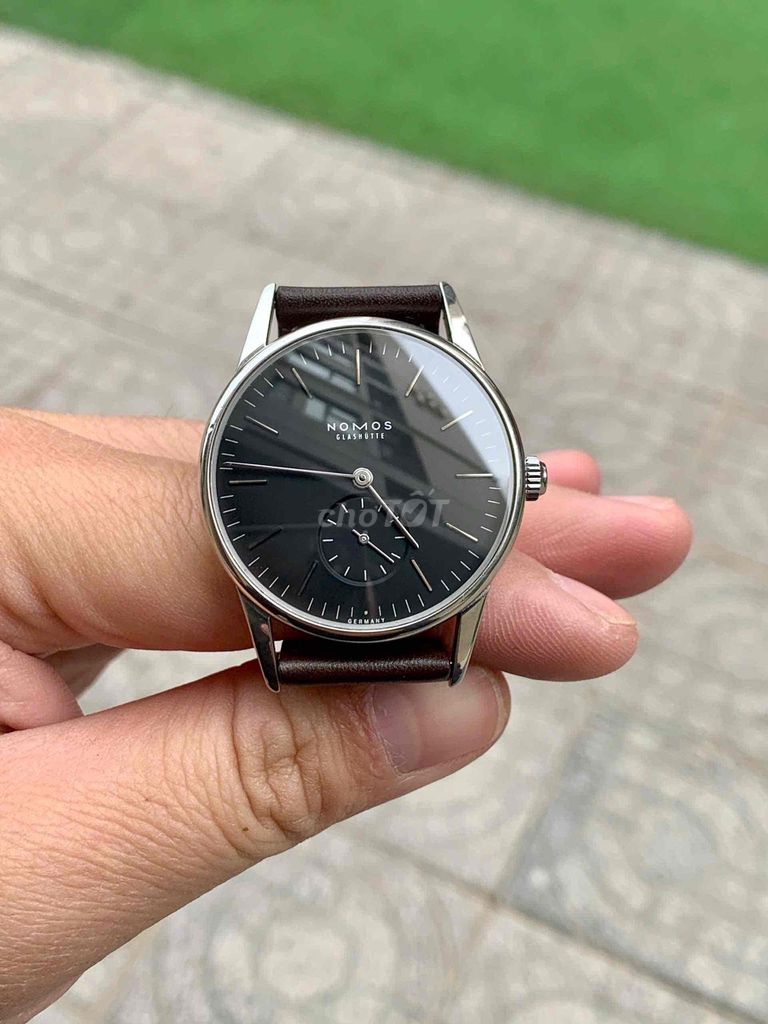 Nomos orion mặt đen cót tay