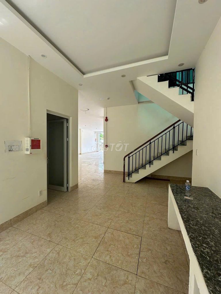 Сдается 2-этажный дом (фасад 15м) на первой линии улицы Чан Дай Нгиа, Нгуханшон