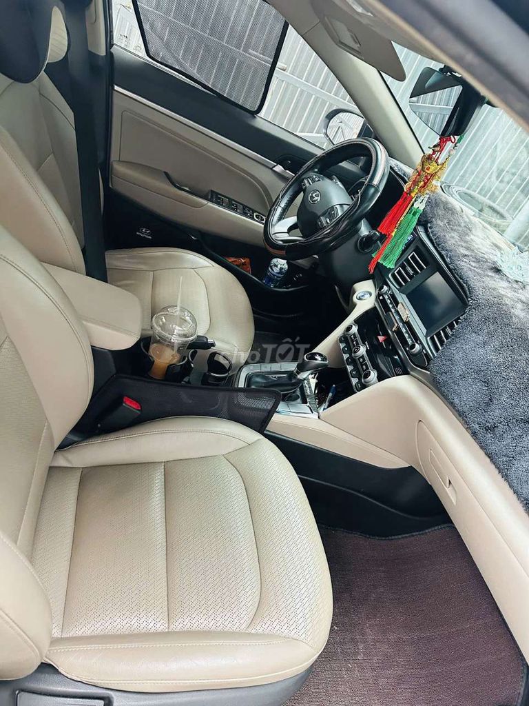 Hyundai Elantra 2019 1.6 с люком Черный